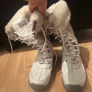 UGG  women’s Adirondack winter boot— LIKE NEW